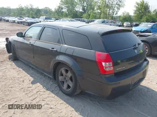2005 Dodge Magnum SE z VIN 2D4FV48V95H593141, wystawiony jako IAAI lot #42418697 z przebiegiem 226 131 mil mil oraz . Historia ofert i sprzedaży dostępna na DreamBid. Obrazek 3.