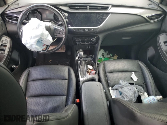 2022 Buick Encore GX Essence z VIN KL4MMFSL7NB047080, wystawiony jako Copart lot #84045124 z przebiegiem 130 195 mil mil oraz Czysty tytuł • Clean title. Historia ofert i sprzedaży dostępna na DreamBid. Obrazek 8.