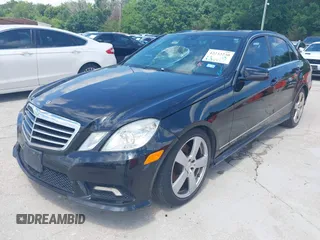 2011 Mercedes-Benz E 350 Luxury z VIN WDDHF8HB1BA445713, wystawiony jako IAAI lot #42233230 z przebiegiem 171 807 mil mil oraz . Historia ofert i sprzedaży dostępna na DreamBid. Obrazek 2.