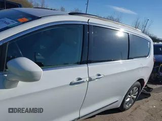 2017 Chrysler Pacifica Touring L with VIN 2C4RC1BG8HR677720, listed as a IAAI auction lot 41976606 with 170,175 mi miles and . Bid and sale history available at DreamBid. Image 15.