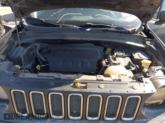 2018 Jeep Renegade Latitude with VIN ZACCJABB3JPH06633, listed as a IAAI auction lot 41590563 with 224,654 mi miles. Bid and sale history available at carsss.com. Image 10.