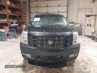 2013 Cadillac Escalade Premium z VIN 1GYS4CEFXDR209348, wystawiony jako IAAI lot #42314700 z przebiegiem 122 923 mil mil oraz . Historia ofert i sprzedaży dostępna na DreamBid. Obrazek 12.