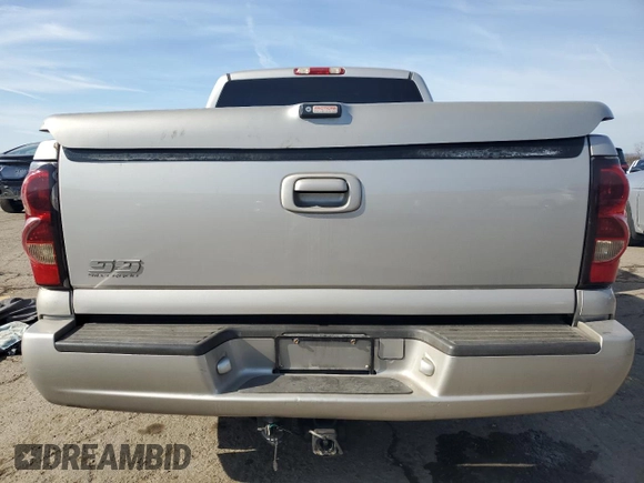 2006 Chevrolet Silverado SS z VIN 2GCEC19N561178209, wystawiony jako Copart lot #44487665 z przebiegiem 155 319 mil mil oraz Szkody całkowita. Historia ofert i sprzedaży dostępna na DreamBid. Obrazek 6.
