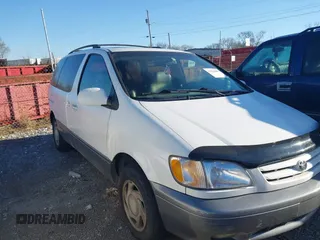 2001 Toyota Sienna LE with VIN 4T3ZF13C21U369974, listed as a IAAI auction lot 41821093 with 208,354 mi miles. Bid and sale history available at carsss.com. Image 1.