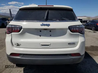 2020 Jeep Compass Latitude z VIN 3C4NJCBB6LT141472, wystawiony jako Copart lot #55794985 z przebiegiem Nie podano mil oraz Szkoda całkowita • Salvage title. Historia ofert i sprzedaży dostępna na DreamBid. Obrazek 6.