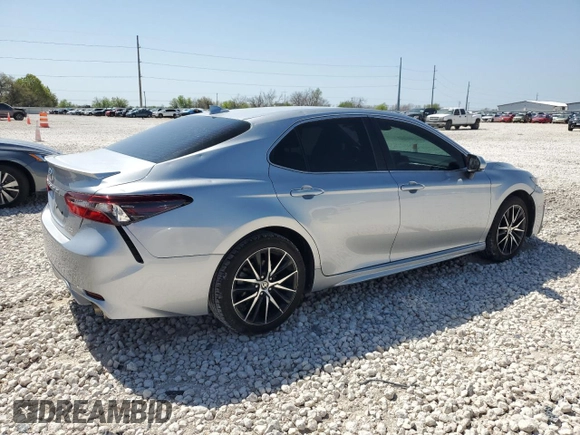 2022 Toyota Camry SE z VIN 4T1G11AK7NU695218, wystawiony jako Copart lot #50276535 z przebiegiem 64 539 mil mil oraz Czysty tytuł • Clean title. Historia ofert i sprzedaży dostępna na DreamBid. Obrazek 3.
