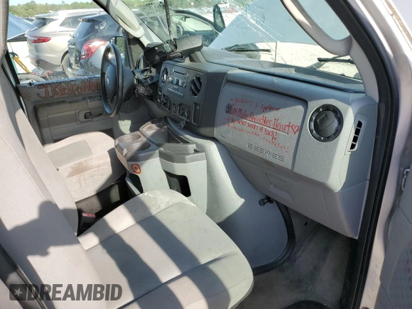 2014 Ford Econoline Passenger XL z VIN 1FBNE3BL8EDA04396, wystawiony jako Copart lot #54657025 z przebiegiem 84 772 mil mil oraz Szkody całkowita. Historia ofert i sprzedaży dostępna na DreamBid. Obrazek 8.