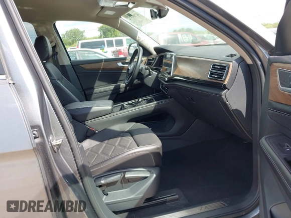 2024 Volkswagen Atlas SE z VIN 1V2HR2CA8RC563655, wystawiony jako IAAI lot #42586812 z przebiegiem 36 426 mil mil oraz . Historia ofert i sprzedaży dostępna na DreamBid. Obrazek 5.