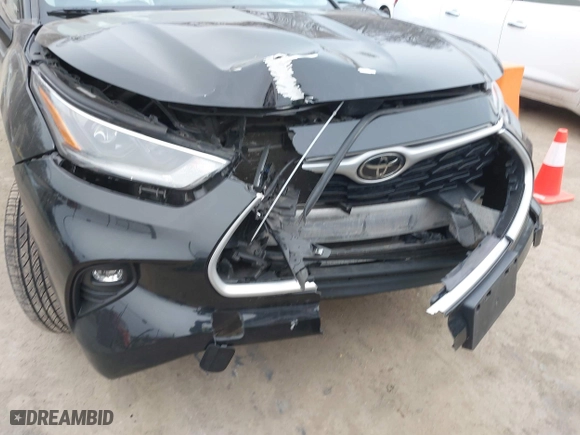 2021 Toyota Highlander L with VIN 5TDBZRBH5MS553042, listed as a IAAI auction lot 41611610 with 83,553 mi miles. Bid and sale history available at carsss.com. Image 6.