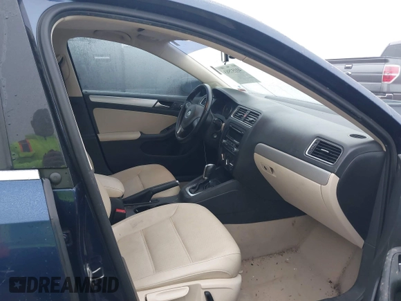 2013 Volkswagen Jetta SE z VIN 3VWDX7AJ3DM267839, wystawiony jako IAAI lot #41157583 z przebiegiem 61 643 mil mil oraz . Historia ofert i sprzedaży dostępna na DreamBid. Obrazek 5.