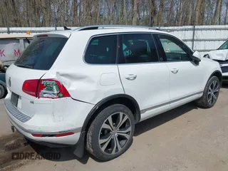 2017 Volkswagen Touareg Wolfsburg Edition z VIN WVGRF7BP8HD005505, wystawiony jako IAAI lot #42120317 z przebiegiem 143 724 mil mil oraz . Historia ofert i sprzedaży dostępna na DreamBid. Obrazek 4.