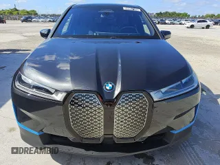 2024 BMW iX xDrive50 z VIN WB523CF01RCS00126, wystawiony jako Copart lot #56997195 z przebiegiem 23 038 mil mil oraz Tytuł czysty. Historia ofert i sprzedaży dostępna na DreamBid. Obrazek 5.