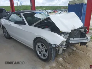 2013 Ford Mustang V6 z VIN 1ZVBP8EM3D5239417, wystawiony jako IAAI lot #42753065 z przebiegiem 108 493 mil mil oraz . Historia ofert i sprzedaży dostępna na DreamBid. Obrazek 1.