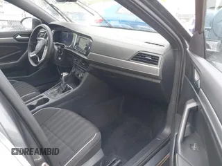 2024 Volkswagen Jetta Sport z VIN 3VWBM7BUXRM034024, wystawiony jako IAAI lot #42242892 z przebiegiem 7 996 mil mil oraz . Historia ofert i sprzedaży dostępna na DreamBid. Obrazek 5.