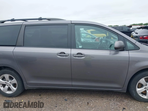2015 Toyota Sienna LE AAS z VIN 5TDKK3DCXFS612396, wystawiony jako IAAI lot #42172932 z przebiegiem 90 440 mil mil oraz . Historia ofert i sprzedaży dostępna na DreamBid. Obrazek 13.