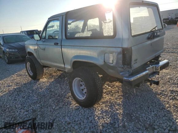 1987 Ford Bronco z VIN 1FMCU12T1HUA12785, wystawiony jako Copart lot #85747984 z przebiegiem Nie podano mil oraz Szkoda całkowita • Salvage title. Historia ofert i sprzedaży dostępna na DreamBid. Obrazek 2.