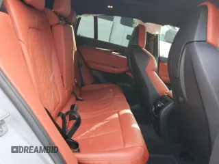 2024 BMW X4 M z VIN 5YM23EC01R9W18369, wystawiony jako Copart lot #53838455 z przebiegiem 11 550 mil mil oraz Szkody całkowita. Historia ofert i sprzedaży dostępna na DreamBid. Obrazek 11.