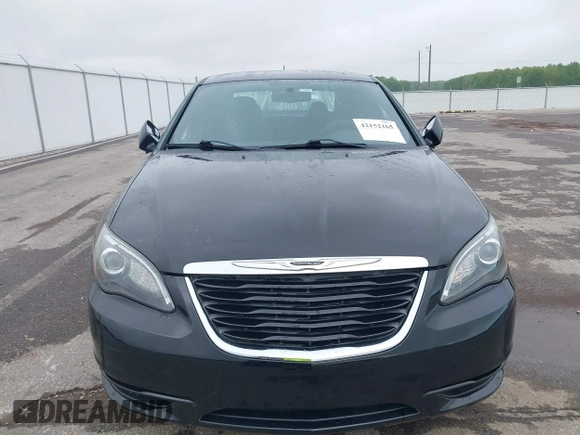 2014 Chrysler 200 Touring z VIN 1C3CCBBB6EN112119, wystawiony jako IAAI lot #42152165 z przebiegiem 145 681 mil mil oraz . Historia ofert i sprzedaży dostępna na DreamBid. Obrazek 6.