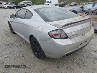 2008 Hyundai Tiburon GS z VIN KMHHM66D68U264666, wystawiony jako IAAI lot #41970123 z przebiegiem 186 448 mil mil oraz . Historia ofert i sprzedaży dostępna na DreamBid. Obrazek 3.
