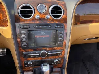 2007 Bentley Continental GT z VIN SCBDR33W17C043914, wystawiony jako Copart lot #46752715 z przebiegiem 67 117 mil mil oraz Czysty tytuł • Clean title. Historia ofert i sprzedaży dostępna na DreamBid. Obrazek 9.