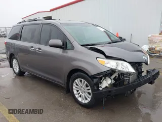 2017 Toyota Sienna XLE Auto Access Seat with VIN 5TDYZ3DC8HS776058, listed as a IAAI auction lot 41945909 with 138,899 mi miles. Bid and sale history available at carsss.com. Image 1.