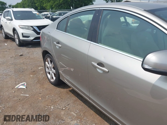 2016 Volvo S60 T5 Premier z VIN YV1612TK4G1394049, wystawiony jako IAAI lot #42491627 z przebiegiem 80 954 mil mil oraz . Historia ofert i sprzedaży dostępna na DreamBid. Obrazek 6.