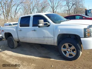 2007 Chevrolet Silverado 1500 LT w/1LT with VIN 2GCEK13M371644904, listed as a IAAI auction lot 41445254 with 294,391 mi miles. Bid and sale history available at carsss.com. Image 13.