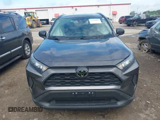2021 Toyota RAV4 LE z VIN 2T3H1RFV5MC155993, wystawiony jako IAAI lot #42259037 z przebiegiem 79 719 mil mil oraz . Historia ofert i sprzedaży dostępna na DreamBid. Obrazek 12.