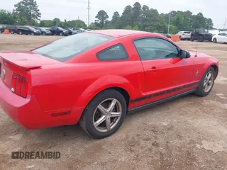 2008 Ford Mustang Deluxe with VIN 1ZVHT80N885141477, listed as a IAAI auction lot 42083598 with 183,647 mi miles. Bid and sale history available at carsss.com. Image 4.