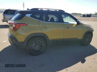 2024 Kia Seltos X-Line z VIN KNDEUCA71R7632324, wystawiony jako Copart lot #49727375 z przebiegiem 2449 mil mil oraz Szkody całkowita. Historia ofert i sprzedaży dostępna na DreamBid. Obrazek 3.