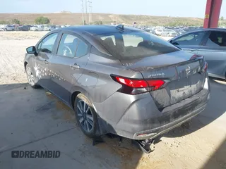 2024 Nissan Versa SV z VIN 3N1CN8EV1RL877648, wystawiony jako IAAI lot #42211446 z przebiegiem 13 477 mil mil oraz . Historia ofert i sprzedaży dostępna na DreamBid. Obrazek 3.