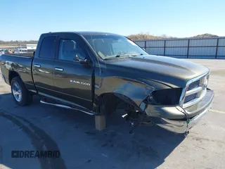 2012 Ram 1500 Lone Star z VIN 1C6RD7GT0CS191522, wystawiony jako IAAI lot #42034061 z przebiegiem 288 828 mil mil oraz . Historia ofert i sprzedaży dostępna na DreamBid. Obrazek 1.