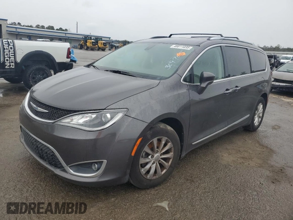 2018 Chrysler Pacifica Touring L Plus z VIN 2C4RC1EG1JR309705, wystawiony jako Copart lot #46611035 z przebiegiem 139 359 mil mil oraz Szkody całkowita. Historia ofert i sprzedaży dostępna na DreamBid. Obrazek 1.