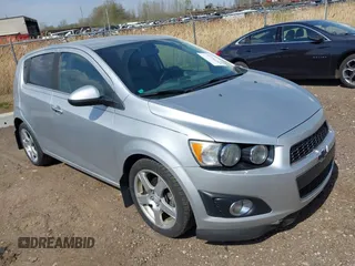 2014 Chevrolet Sonic LTZ z VIN 1G1JE6SB8E4218266, wystawiony jako IAAI lot #42156201 z przebiegiem 136 054 mil mil oraz . Historia ofert i sprzedaży dostępna na DreamBid. Obrazek 1.