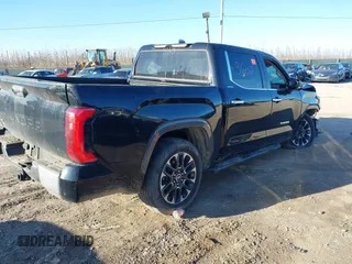 2024 Toyota Tundra Limited z VIN 5TFJA5DB2RX153316, wystawiony jako IAAI lot #41759602 z przebiegiem 19 592 mil mil oraz . Historia ofert i sprzedaży dostępna na DreamBid. Obrazek 4.
