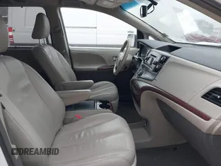 2014 Toyota Sienna XLE z VIN 5TDYK3DC6ES492167, wystawiony jako IAAI lot #41257193 z przebiegiem 216 046 mil mil oraz . Historia ofert i sprzedaży dostępna na DreamBid. Obrazek 5.