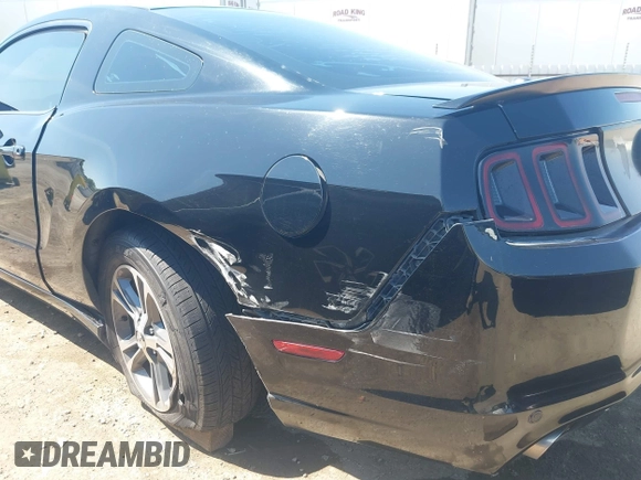 2013 Ford Mustang V6 z VIN 1ZVBP8AM2D5259728, wystawiony jako IAAI lot #42478522 z przebiegiem 179 685 mil mil oraz . Historia ofert i sprzedaży dostępna na DreamBid. Obrazek 6.