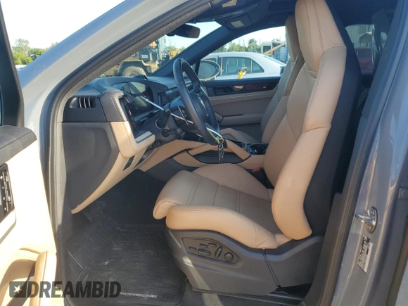 2024 Porsche Cayenne z VIN WP1BA2AY2RDA52904, wystawiony jako Copart lot #61576575 z przebiegiem 16 883 mil mil oraz Szkoda całkowita • Salvage title. Historia ofert i sprzedaży dostępna na DreamBid. Obrazek 7.