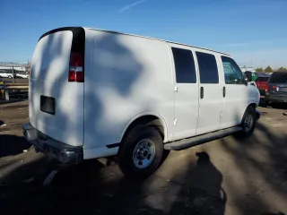 2017 GMC Savana Cargo z VIN 1GTW7AFF8H1911027, wystawiony jako Copart lot #84908094 z przebiegiem 139 217 mil mil oraz Szkody całkowita. Historia ofert i sprzedaży dostępna na DreamBid. Obrazek 3.