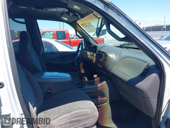 2002 Ford Expedition XLT с VIN 1FMRU15WX2LA92603, выставлен на аукционе IAAI как лот 42223401 с пробегом Не указан миль и . История ставок и продаж доступна на DreamBid. Изображение 5.
