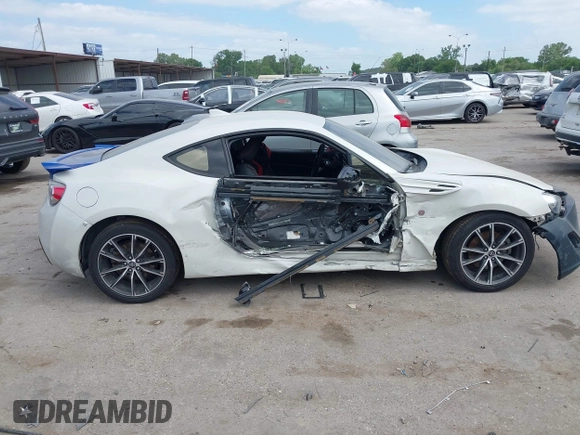 2017 Toyota 86 z VIN JF1ZNAA12H9701111, wystawiony jako IAAI lot #42016381 z przebiegiem 58 948 mil mil oraz . Historia ofert i sprzedaży dostępna na DreamBid. Obrazek 14.