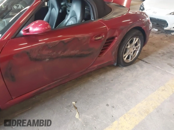 2006 Porsche Boxster z VIN WP0CA29806S710303, wystawiony jako IAAI lot #42276368 z przebiegiem 73 796 mil mil oraz . Historia ofert i sprzedaży dostępna na DreamBid. Obrazek 6.