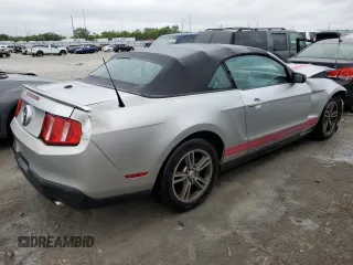 2010 Ford Mustang V6 z VIN 1ZVBP8EN0A5121975, wystawiony jako Copart lot #52117343 z przebiegiem 204 966 mil mil oraz Szkoda całkowita • Salvage title. Historia ofert i sprzedaży dostępna na DreamBid. Obrazek 3.
