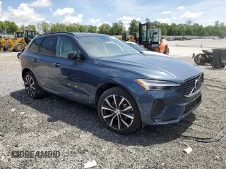 2024 Volvo XC60 Plus Dark Theme z VIN YV4L12RL7R1928699, wystawiony jako Copart lot #56486195 z przebiegiem Nie podano mil oraz Nie do naprawy • Non repairable. Historia ofert i sprzedaży dostępna na DreamBid. Obrazek 4.