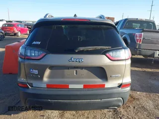 2019 Jeep Cherokee Latitude with VIN 1C4PJMCX7KD127657, listed as a IAAI auction lot 41756436 with 117,483 mi miles. Bid and sale history available at carsss.com. Image 16.