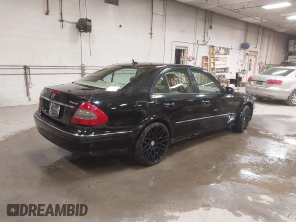 2007 Mercedes-Benz E-Class 3.5L with VIN WDBUF87XX7X214060, listed as a IAAI auction lot 41199590 with 136,011 mi miles. Bid and sale history available at carsss.com. Image 4.