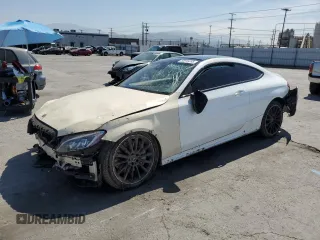 2018 Mercedes-Benz C 43 AMG z VIN WDDWJ6EB9JF696494, wystawiony jako Copart lot #53915335 z przebiegiem 72 889 mil mil oraz Szkoda całkowita • Salvage title. Historia ofert i sprzedaży dostępna na DreamBid. Obrazek 1.