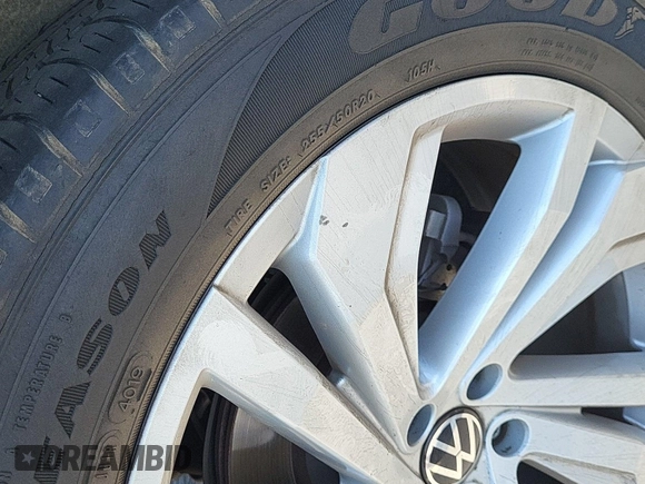 2023 Volkswagen Atlas SE z VIN 1V2HR2CA5PC526012, wystawiony jako IAAI lot #42796408 z przebiegiem 41 216 mil mil oraz . Historia ofert i sprzedaży dostępna na DreamBid. Obrazek 51.
