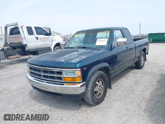 1996 Dodge Dakota z VIN 1B7GL23X2TS583075, wystawiony jako IAAI lot #42049233 z przebiegiem 144 020 mil mil oraz . Historia ofert i sprzedaży dostępna na DreamBid. Obrazek 2.