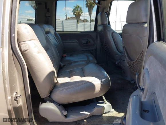 1999 GMC Suburban with VIN 3GKFK16R0XG511301, listed as a IAAI auction lot 41946753 with 231,650 mi miles. Bid and sale history available at carsss.com. Image 8.